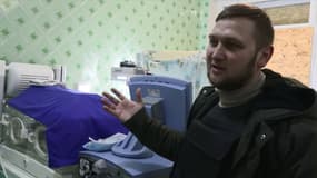 Oleksy Matchenko, médecin chef-adjoint de l'hôpital pour enfants de Kherson, à côté d'une couveuse abritant un enfant de 6 jours
