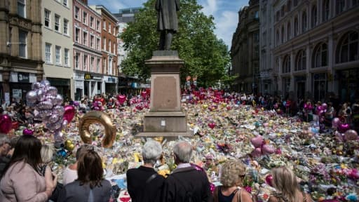 Des bouquets et messages déposés sur St Ann's Square in Manchester, photographiés le 31 mai 2017 en hommage aux victimes de l'attentat du 22 mai