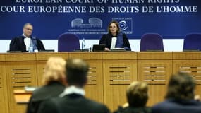 La présidente de la Cour européenne des droits de l'homme Siofra O'Leary lit les décisions rendues  par la CEDH, le 9 avril 2024 à Strasbourg