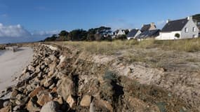 Les maisons de ce lotissement de Treffiagat sont menacées d'être submergées par la mer à cause de l'érosion du littoral, le 19 décembre 2024.