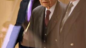 Jacques Servier (au centre), président du laboratoire éponyme, à son arrivée à l'Assemblée nationale. Le scandale du Mediator est arrivé mercredi devant les députés avec l'audition du fondateur du laboratoire, déjà mis en cause par une enquête administrat