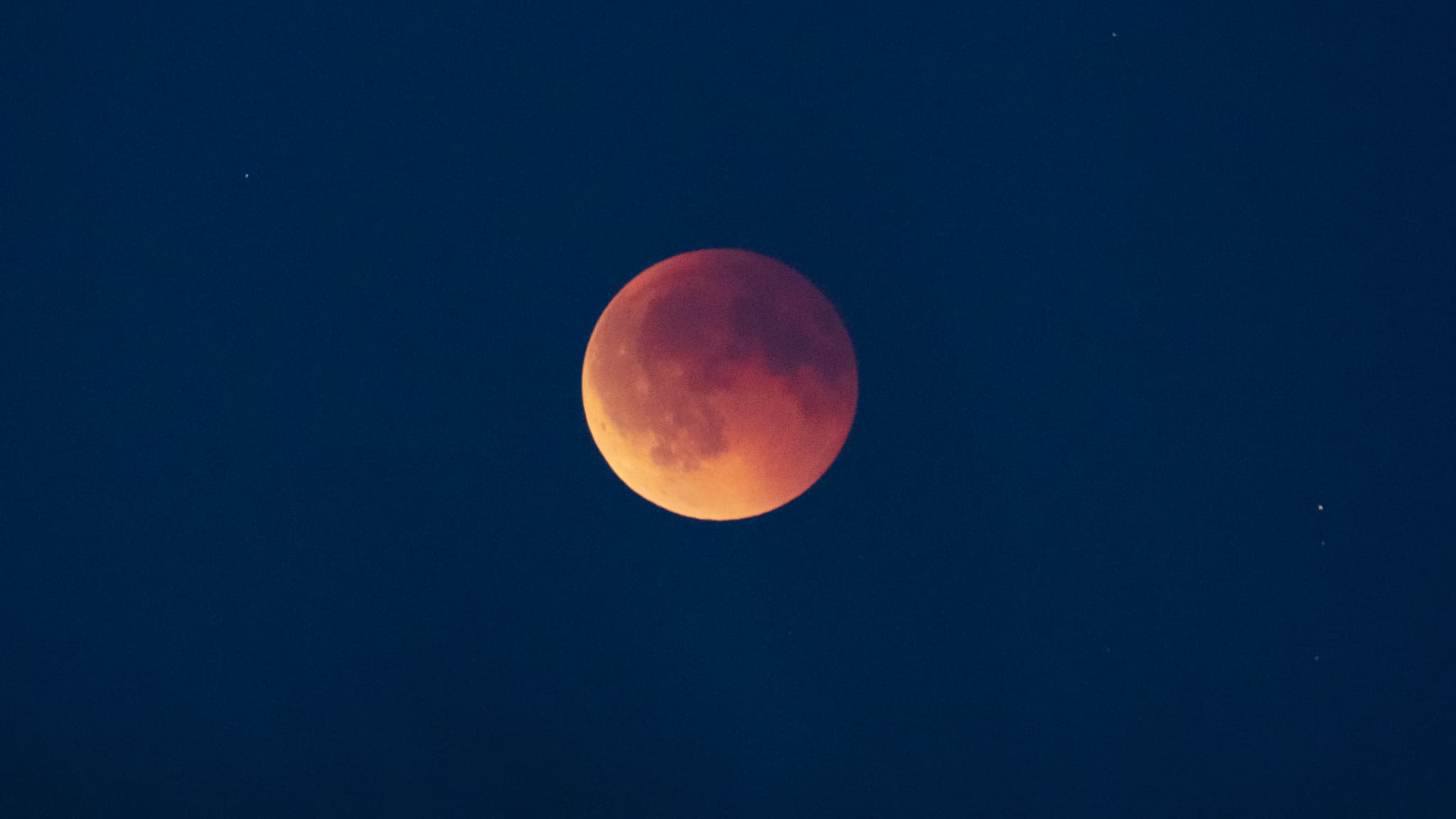 UNE "LUNE DE SANG": LES IMAGES IMPRESSIONNANTES DE L'ÉCLIPSE LUNAIRE TOTALE AUX QUATRE COINS DU MONDE