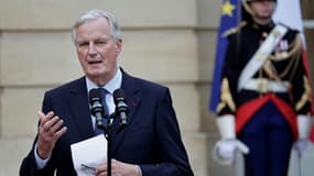 Le nouveau Premier ministre Michel Barnier lors de la passation de pouvoir à l'hôtel Matignon, le 5 septembre 2024 à Paris