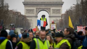 Des gilets jaunes manifestant devant l'Arc de Triomphe à Paris - Photo d'illustration - Lucas Barioulet - AFP