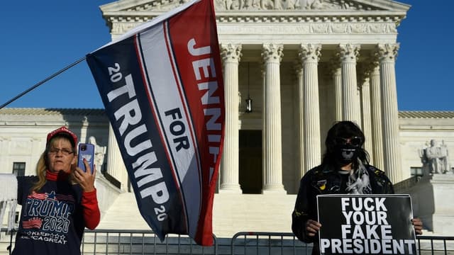 Partisans et opposants du président Donald Trump devant la Cour suprême des Etats-Unis à Washington le 27 octobre 2020 