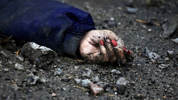 La main d'Olga, une Ukrainienne tuée à Boutcha, près de Kiev en Ukraine, en 2022 lors de l'offensive russe