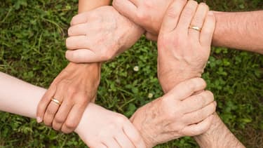 Les salariés peuvent se montrer solidaire d'un collègue qui a un proche malade en lui offrant des jours de congés.