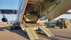 Un véhicule militaire russe embarquant à bord d'un avion militaire russe sur l'aérodrome d'Erevan (Arménie), le 12 novembre 2020.