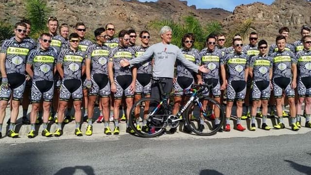 L'équipe Tinkoff-Saxo au grand complet (avec son big boss Alex Tinkoff) pas peu fière de présenter sa nouvelle tenue d'entraînement.