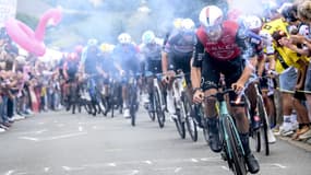 Kévin Vauquelin passant dans le nuage des fumigènes sur la 2e étape du Tour de France 2025
