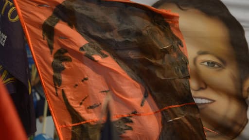 Des drapeaux affichent le visage de Cristina Kirchner alors que l'Argentine s'apprête à dire si la présidente conserve une majorité.