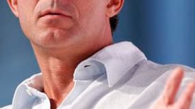 Manuel Valls, candidat aux primaires socialistes pour la candidature à la présidentielle de 2012, se dit favorable à une réforme de la loi sur la semaine de travail des 35 heures. /Photo d'archives/REUTERS/Stéphane Mahe