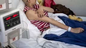 Adolescent atteint en d'un cancer, au Centre de lutte contre le Cancer Léon Bérard à Lyon, en 2012.
