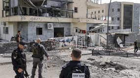 Un bâtiment endommagé par un tir du Hezbollah à Kyriat Shmona, Israël, le 27 mars 2024 
