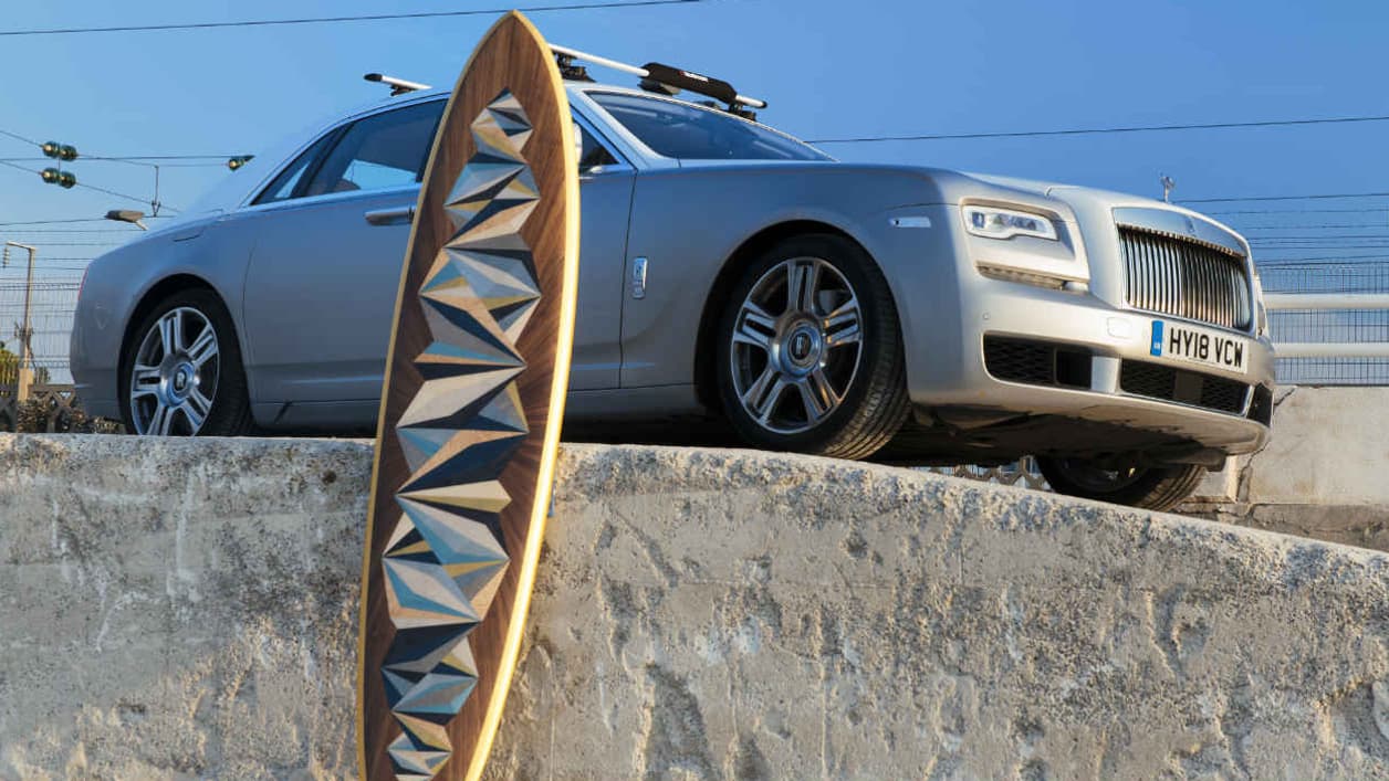 Cette planche de surf n'a pas été fabriquée directement par Rolls-Royce, mais par un spécialiste de la marqueterie de luxe. Cette planche de surf n'a pas été fabriquée directement par Rolls-Royce, mais par un spécialiste de la marqueterie de luxe.