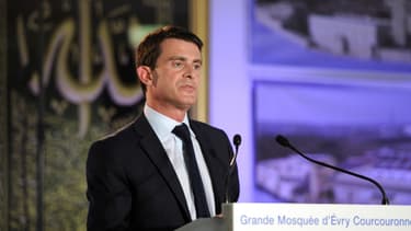 Manuel Valls s'est déplacé à la mosquée d'Evry-Courcouronnes, vendredi, lors de la rupture du jeûne du ramadan, pour adresser un message "apaisement" aux musulmans de France.
