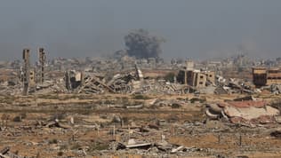 De la fumée s'élève après une frappe israélienne dans la ville de Gaza, le 2 octobre 2025, à Nuseirat, dans le centre de Gaza (illustration).