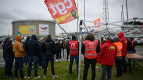 Des militants syndicaux rassemblés le 10 mars 2023 avant une assemblée générale de TotalEnergies à Donges, en Loire-Atlantique 