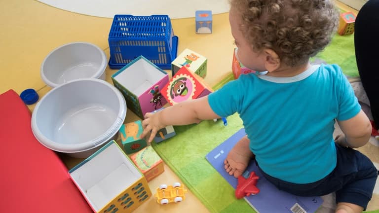 Un enfant joue dans une crèche à Paris, le 12 octobre 2018.