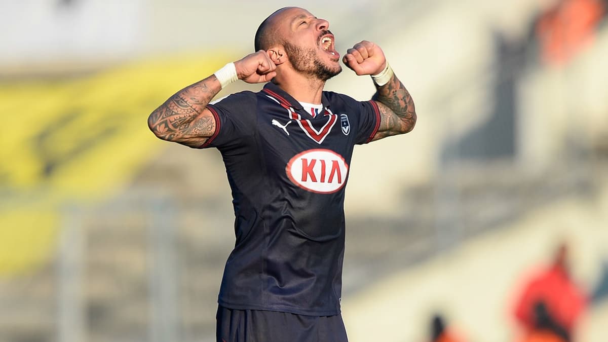 Julien Faubert montrant ses bras affûtés