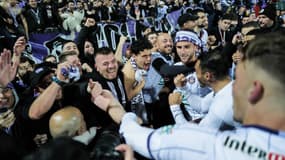 Les joueurs toulousains en pleine communion avec leurs supporters après leur victoire en demi-finales de la Coupe de France contre Annecy, le 6 avril 2023.