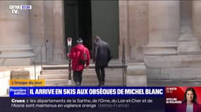 Pour rendre un dernier hommage à Michel Blanc, un homme arrive avec ses skis aux obsèques de l'acteur 