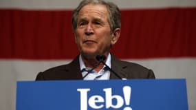 George w. Bush, le 15 février, lors d'un meeting de son frère Jeb Bush en Caroline du Sud. 