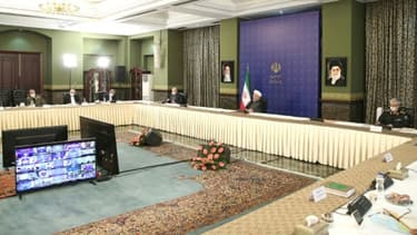 Photo fournie par la présidence iranienne le 6 juin 2020 montrant le Comité de lutte contre le Covid-19 réuni autour du président Hassan Rohani (2e G)