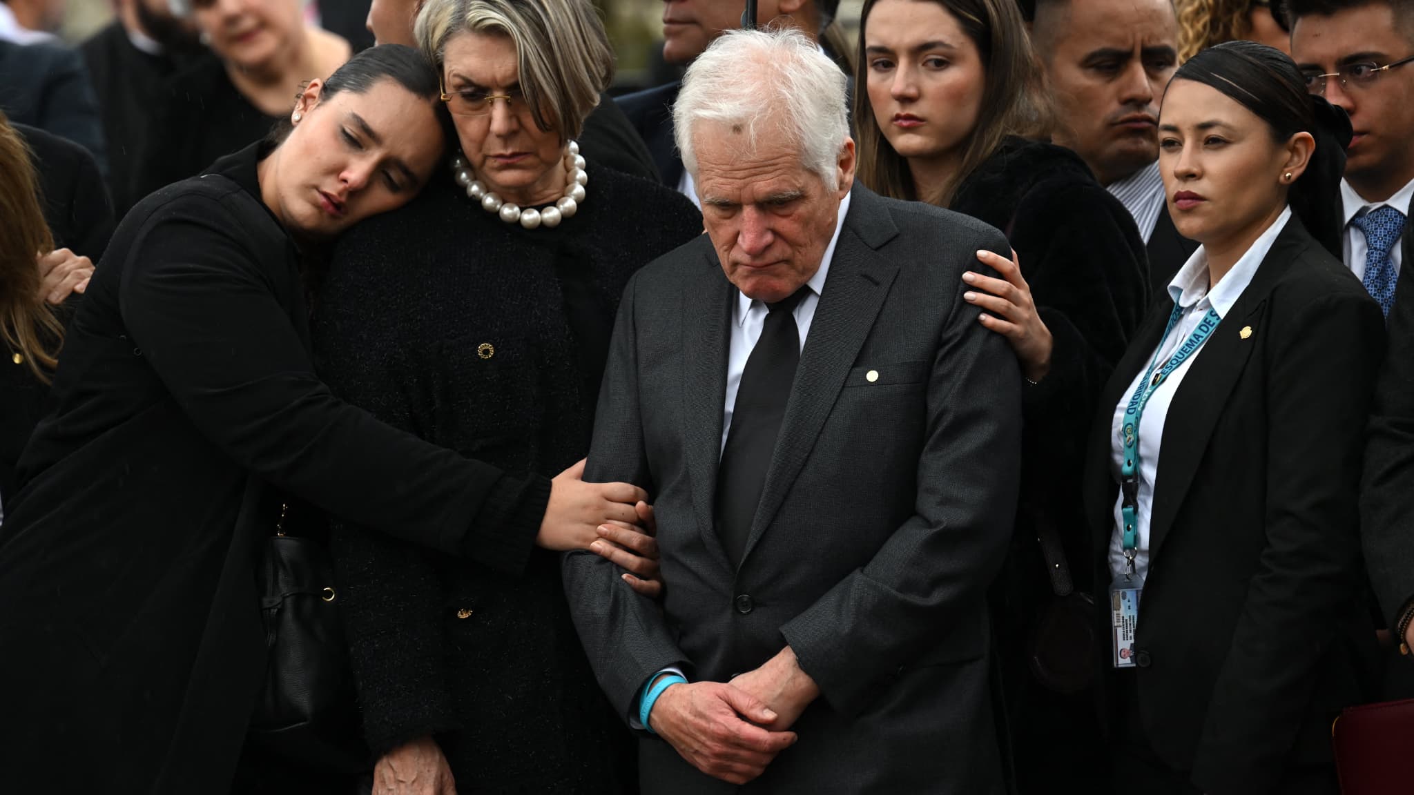 COLOMBIE: APRÈS L'ASSASSINAT DU CANDIDAT À LA PRÉSIDENTIELLE MIGUEL URIBE, SON PÈRE ANNONCE LE REMPLACER
