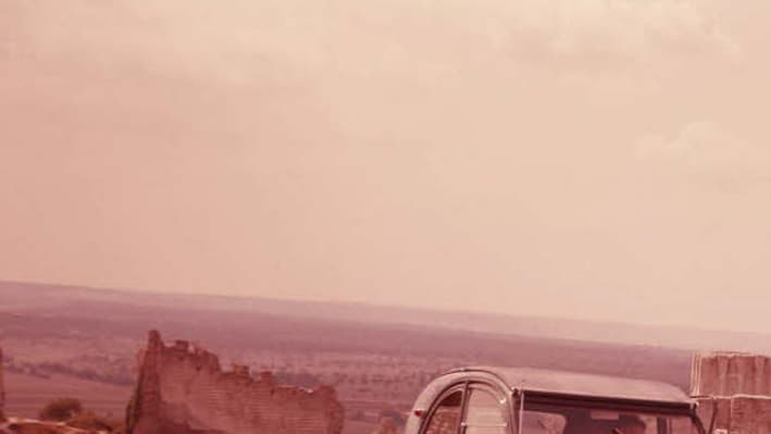 L'apogée de la carrière commerciale comme cinématographique de la 2CV se situe dans les années 60 et 70. Au total, 5,1 millions de 2CV ont été vendues dans le monde. L'apogée de la carrière commerciale comme cinématographique de la 2CV se situe dans les années 60 et 70. Au total, 5,1 millions de 2CV ont été vendues dans le monde.