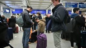Des voyageurs qui devaient prendre un Eurostar, à la gare de St Pancras à Londres, le 21 décembre 2023