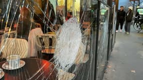 Retraites: avant le passage de la manifestation, les commerçants inquiets se barricadent