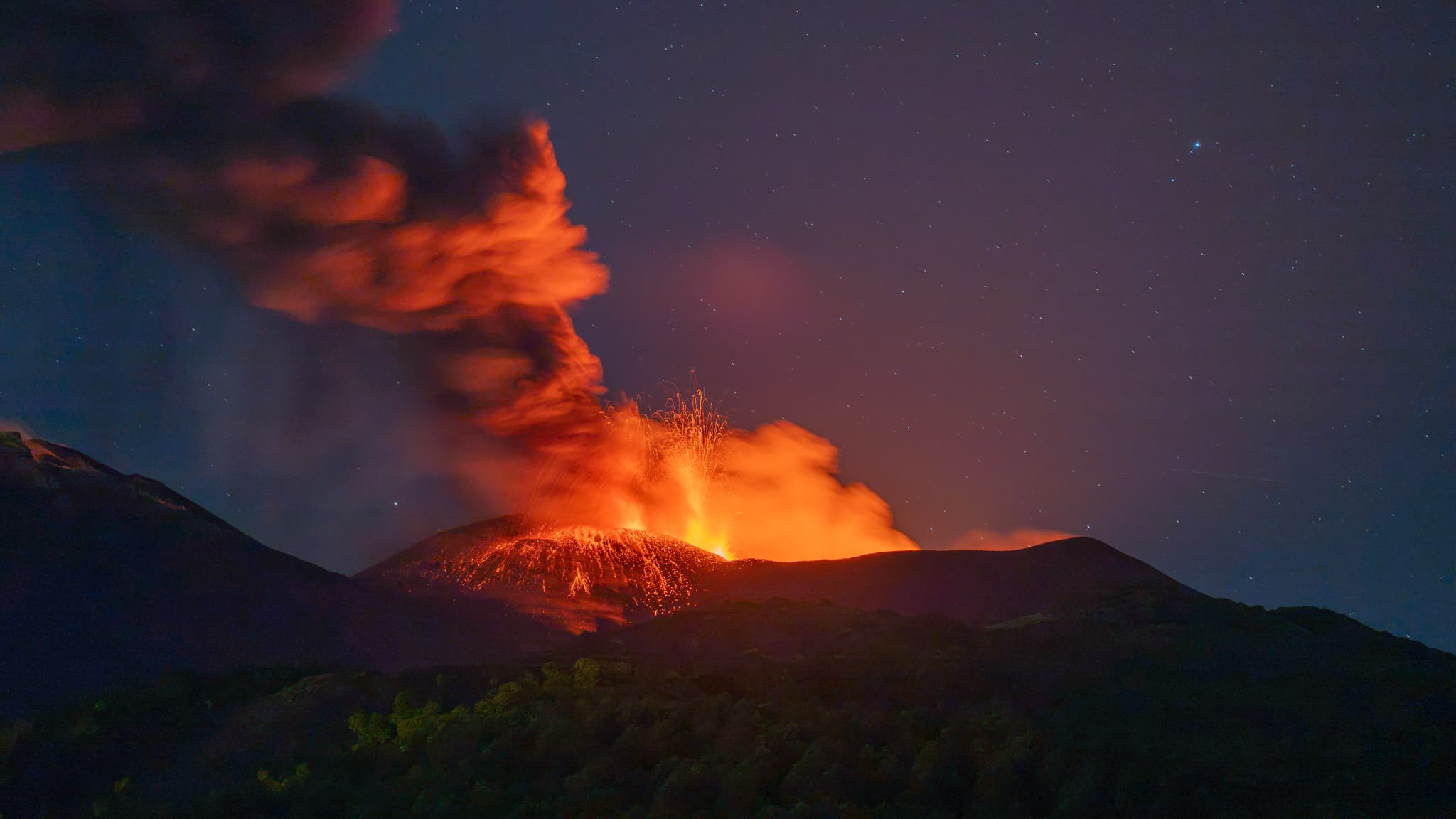 Les vols restent perturbés par l'éruption du plus haut volcan d'Europe: en Sicile, le nuage de cendres de l'Etna bloque toutes les arrivées à l'aéroport de Catane