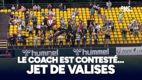 En guerre contre le coach, ils jettent... des valises sur le terrain