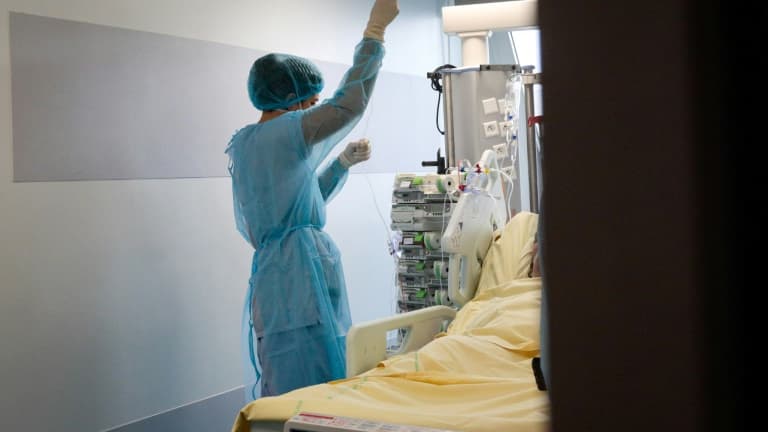 Une soignante s'occupe d'un patient atteint du Covid-19 dans l'unité de soins intensifs de l'hôpital Antoine-Béclère à Clamart, près de Paris, le 23 décembre 2021