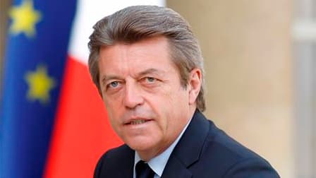 Le secrétaire d'Etat à la Coopération et à la Francophonie Alain Joyandet, qui a été récemment éclaboussé par plusieurs affaires, a annoncé dimanche sur son blog sa démission du gouvernement. /Photo d'archives/REUTERS/Benoît Tessier