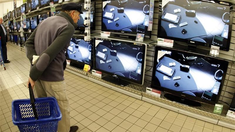 La consommation des ménages français en biens a progressé de 0,4% en mai, un rebond lié aux dépenses en textile-cuir. /Photo d'archives/REUTERS/Eric Gaillard