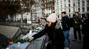 Hommage à Mohammad Moradi, un Iranien qui s'est suicidé le 26 décembre 2022 en se jetant dans le Rhône à Lyon afin, dit-il dans une vidéo posthume, d'attirer l'attention sur la situation dans son pays. 