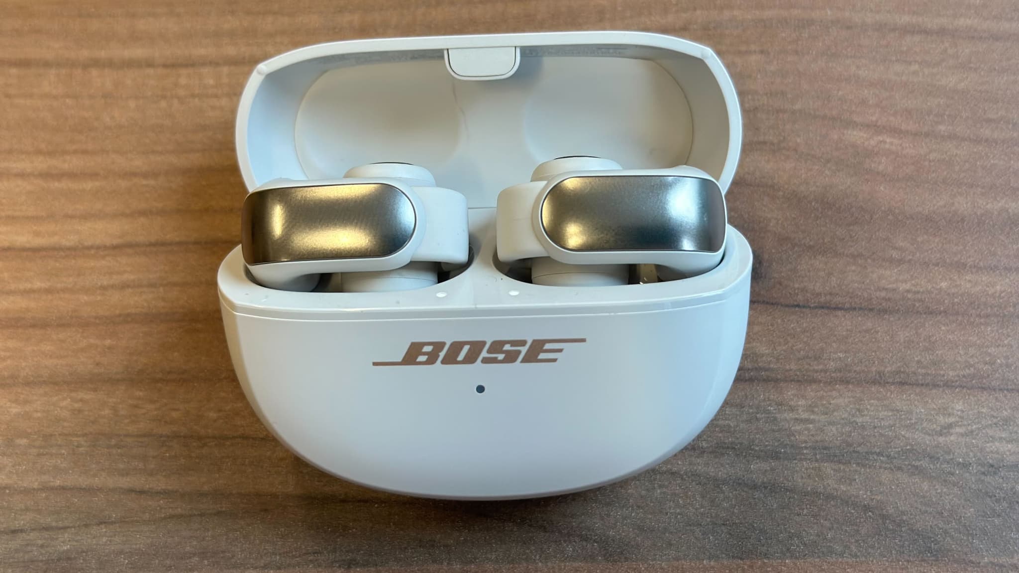 Un petit boîtier permet de recharger les écouteurs et augmenter la durée d'utilisation. Un petit boîtier permet de recharger les écouteurs et augmenter la durée d'utilisation.