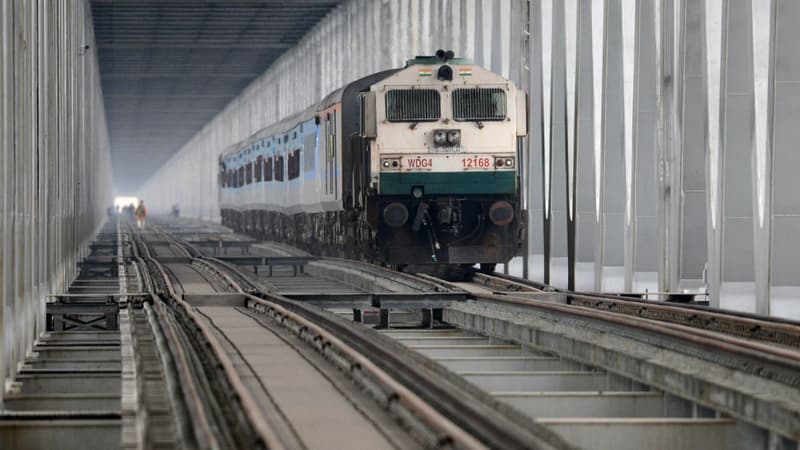 Un train de voyageurs en Inde, le 22 mars 2019 sur le pont de Bogibeel. (Photo d'illustration)