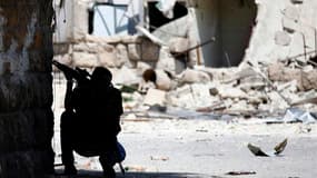 Un membre de l'Armée syrienne libre à Alep. Selon l'ancien Premier ministre syrien Ryad Hidjab, qui faisait mardi à Amman, en Jordanie, sa première apparition publique depuis sa défection au début du mois, le régime de Bachar al Assad s'effondre et ne con