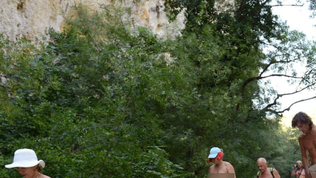 Des naturistes en randonnée.