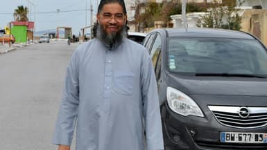 L'imam Mahjoub Mahjoubi dans une rue de Soliman, en Tunisie, le 23 février 2024 au lendemain de son expulsion de France 