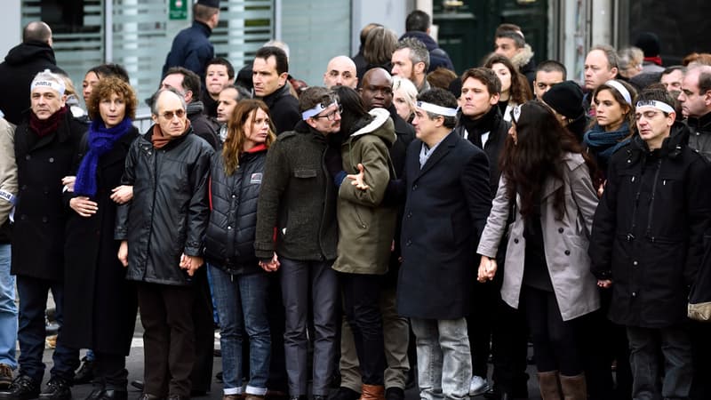 L'image de famille unie écornée ? La rédaction décimée de "Charlie Hebdo" (ici lors de la “Marche Républicaine” du 11 janvier 2015) se divise désormais autour de la répartition des capitaux recueillis par le journal.