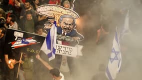 Des proches d'otages israéliens détenus par la Hamas lors d'une manifestation de protestation contre le Premier ministre Benjamin Netanyahu, à Tel Aviv, le 6 avril 2024.