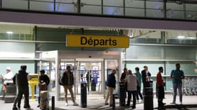 Des passagers attendent devant l'aéroport Napoléon Bonaparte d'Ajaccio, en Corse, le 3 octobre 2024