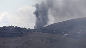 De la fumée s'élève au-dessus du mont Ali al-Tahir après l'attaque israélienne malgré le cessez-le-feu à Nabatieh, au Liban, le 18 juin 2026.