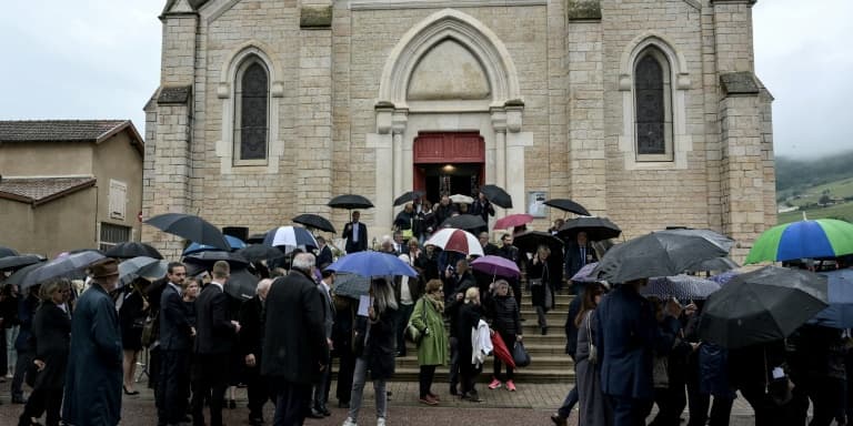 Des personnes assistent aux funérailles de Bernard Pivot à Quincié-en-Beaujolais, le 14 mai 2024 dans le Rhône.