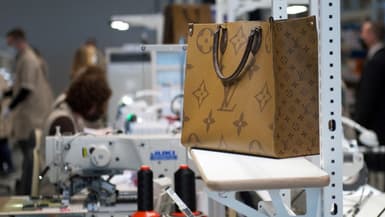 Un sac en cours de fabrication dans l'atelier Louis Vuitton nommé "L'Oratoire" lors de son inauguration à Aze (Loir-et-Cher), le 22 février 2022.