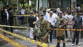 Devant la Haute Cour de justice à New Delhi, cible d'un attentat à la bombe mercredi. La police indienne a arrêté jeudi trois personnes à des fins d'interrogatoire au lendemain de cette attaque, qui a fait onze morts. /Photo prise le 7 septembre 2011/REUT